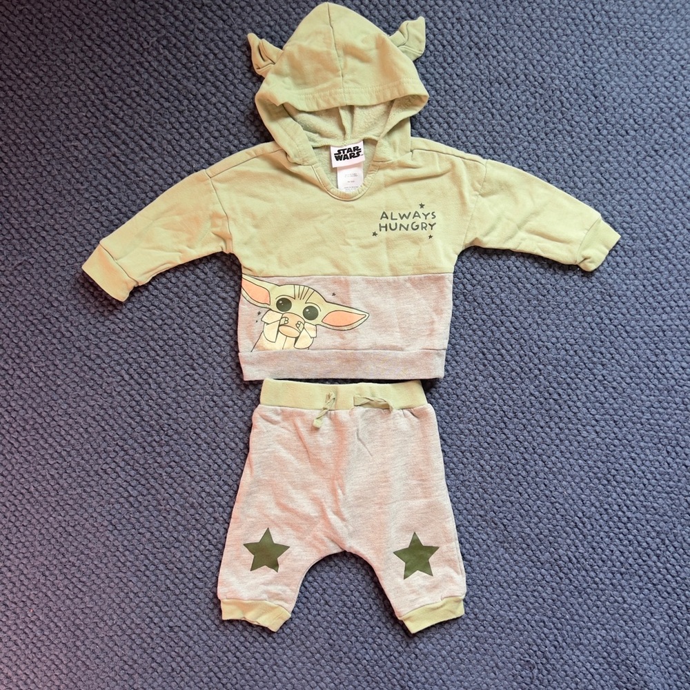 NWOT - Star Wars Green Baby Yoda Hoodie Set